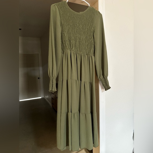 Dresses & Skirts - Elegant Olive Green Maxi Dress